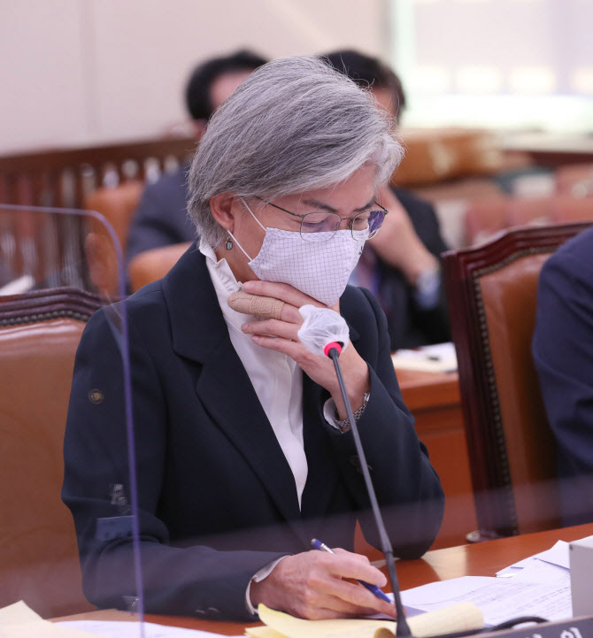 강경화 "후쿠시마 오염수 방류, 日에 투명한 정보공유 요청"