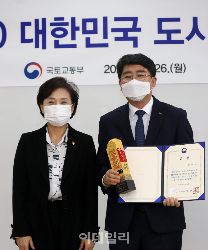 [포토] 맹정호 서산시장, 대한민국 도시대상 장관상