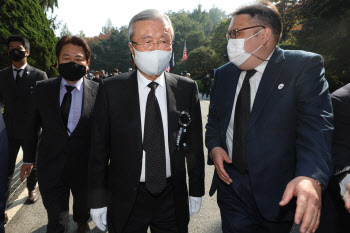 김종인, 박정희 추도식서 봉변…보수 지지층 “빨갱이” 원색 비난