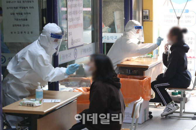 [포토]학교에서 코로나19 검사 받는 학생들