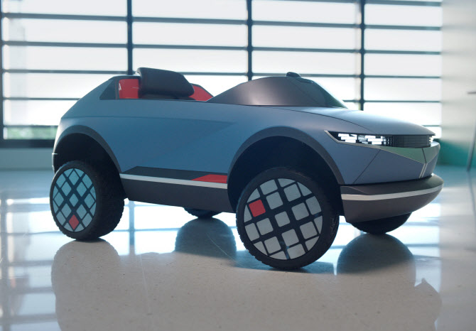 EV 콘셉트카 '45' 디자인 활용 어린이 전동차 공개