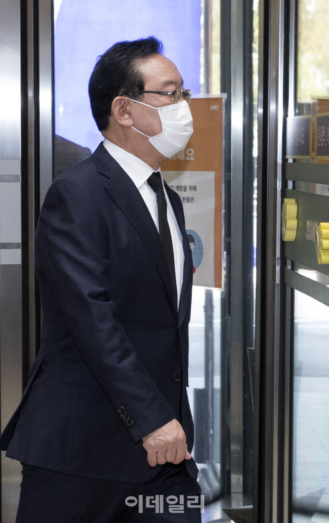 [포토]장례식장 들어서는 송철호 울산광역시장