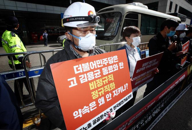 코로나가 할퀸 일자리…직장인 사상 첫 감소·비정규직 임금격차 사상최대