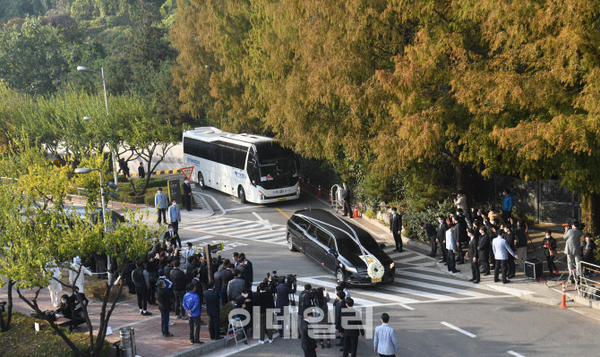 [포토]장례식장에서 한남동 자택으로 향하는 이건희 회장 운구차량