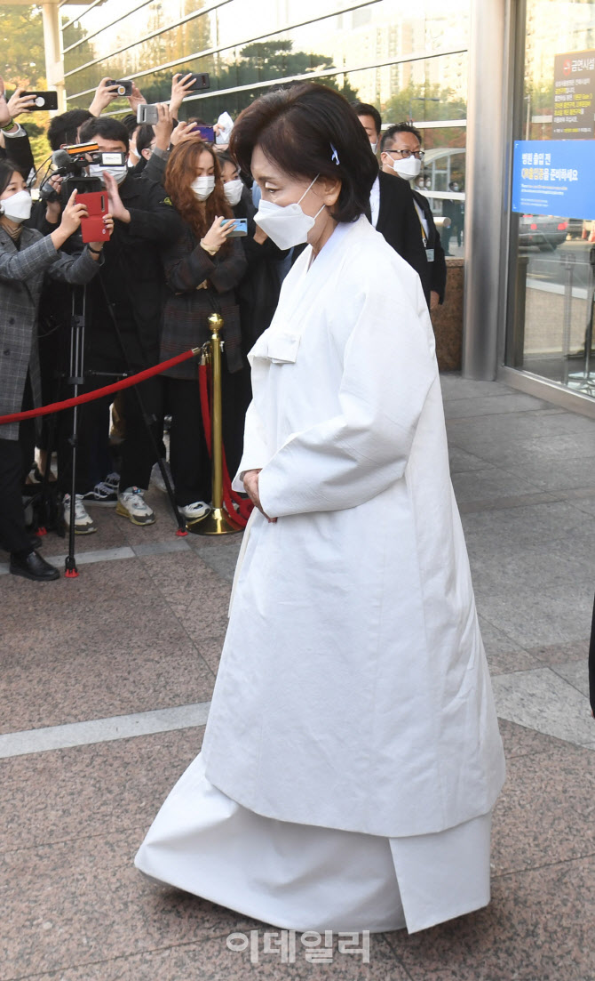 [포토]영결식 마치고 이동하는 홍라희 전 리움미술관장