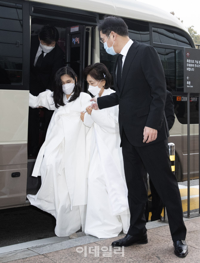 [포토]어머니와 동생 챙기는 이재용 부회장