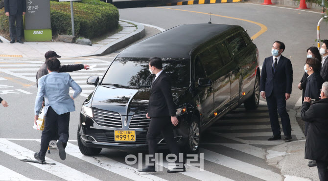 [포토]故 이건희 삼성그룹 회장에게 쪽지 건내려는 시민