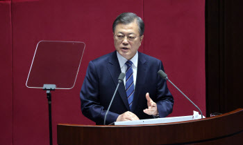文대통령 “서해 우리 국민 사망으로 걱정 크실 것..평화체제 절실함 확인”
