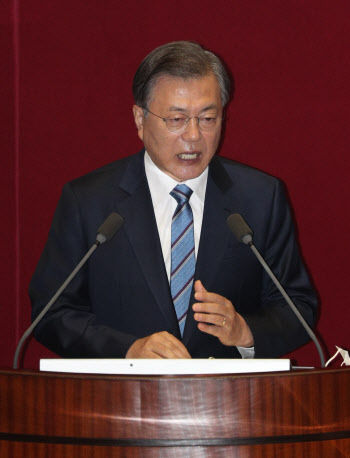 文대통령 “세계경제 불황의 늪..대한민국, 가장 선방”