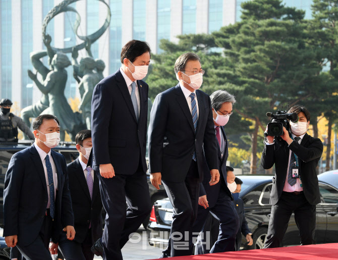 [포토]김영춘 국회 사무총장 영접받으며 이동하는 문재인 대통령