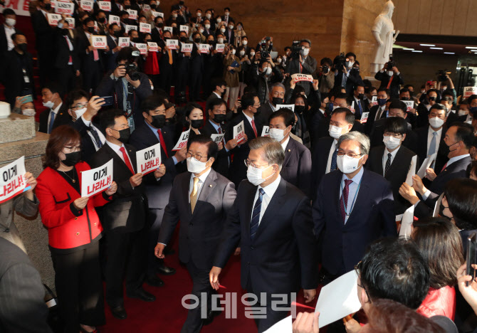 [포토]피켓시위하는 국민의힘 의원들 지나는 문재인 대통령