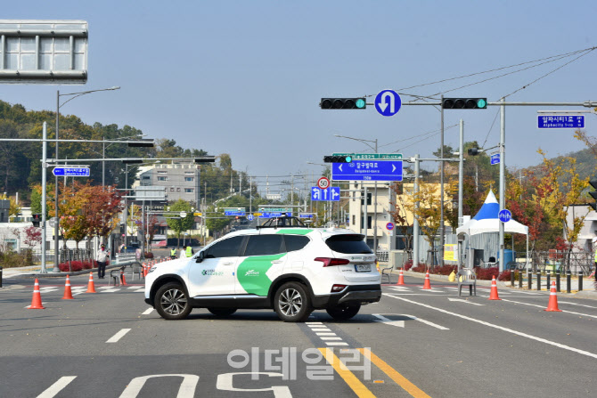 "실시간 교통정보 받아 교차로 자율주행"…도로교통공단, 국내 최초 실증