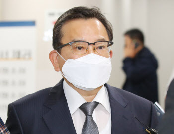 '별장 성접대' 김학의, 2심서 뇌물 일부 유죄…징역 2년6월 법정 구속