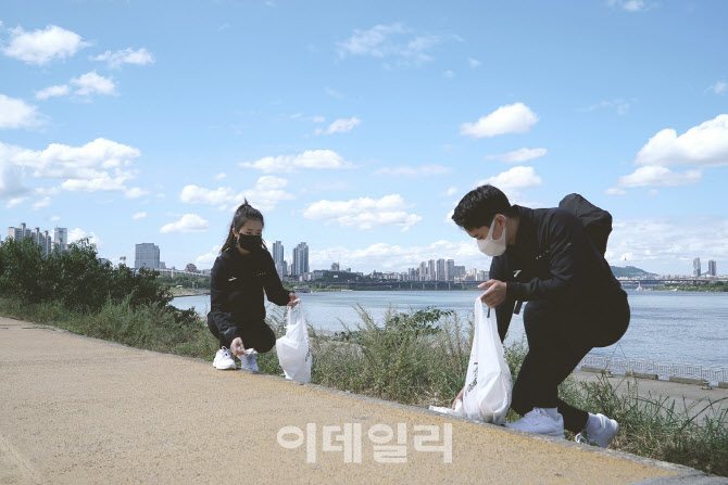 볼보, 달리면서 쓰레기 줍는 환경캠페인 '헤이 플로깅' 진행