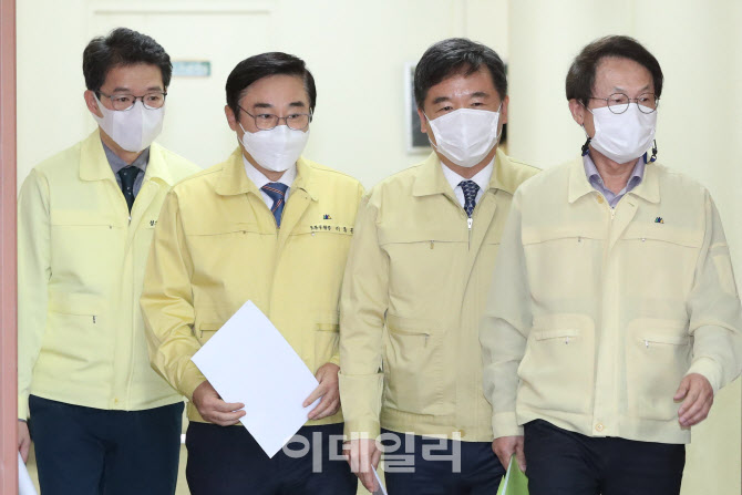 [포토]나란히 입장하는 '중1·고1 입학준비금' 관계자들