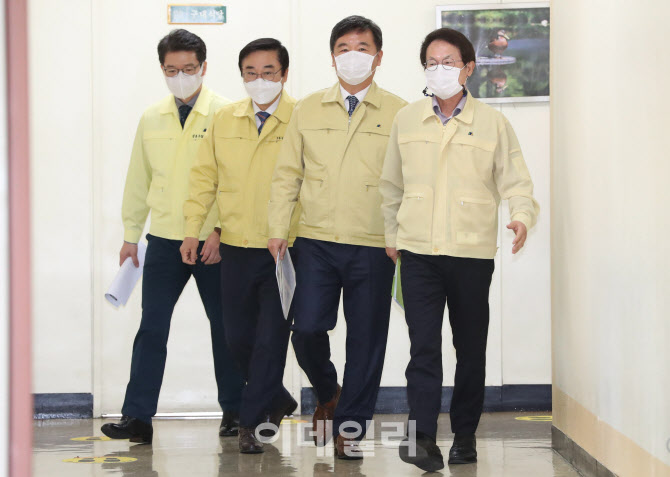 [포토]중1·고1 입학준비금 지원 발표를 위해