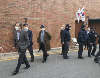 이명박 측근들 논현동 자택 집결…"위로의 말 나눠"