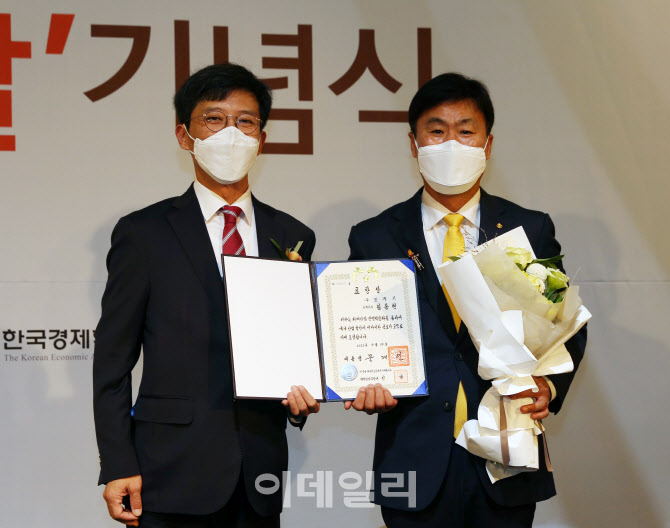 [포토] 대통령 표창 받는 김종현 오뚜기 상무