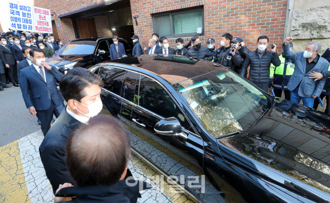 [포토]'삼엄한 경호 받으며 중앙지검 향하는 MB'