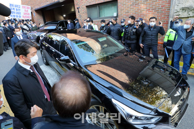 [포토]'경호 받으며 중앙지검 향하는 MB'