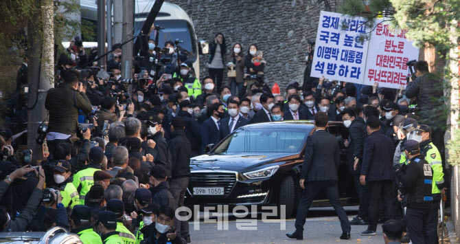 [포토]지지자들 응원 받으며 자택 나서는 MB