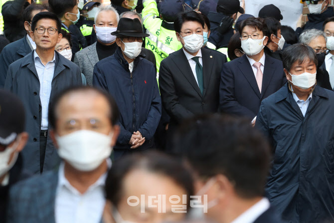 [포토]사저 앞에서 MB 기다리는 측근들