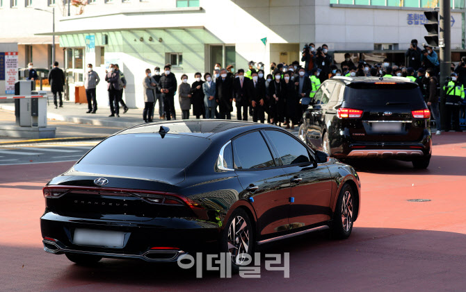 [포토]동부구치소로 향하는 이명박 전 대통령이 탄 차량