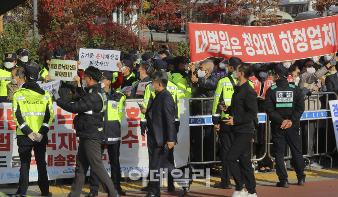 [포토]동부구치소 앞에서 시위하는 이명박 전 대통령 지지자들