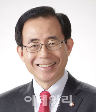 재외동포재단 이사장에 김성곤 전 의원