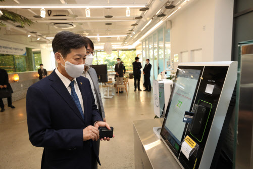 장석영 2차관, 디지털 뉴딜 릴레이 현장소통…무인 로봇카페 체험