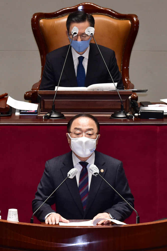 홍남기 “방역·경제 리스크 상존, 내년 확장적 재정 불가피”