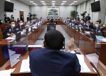 '서울·부산시장 공천' 文 입장 물었다고 고성 지른 與