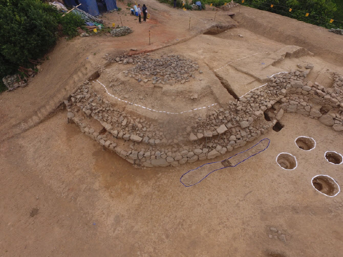 파주 덕진산성 발굴지서 통일신라시대 성벽 터 발견