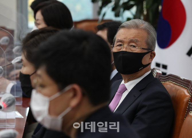 [포토]'발언 듣는 김종인 비대위원장'