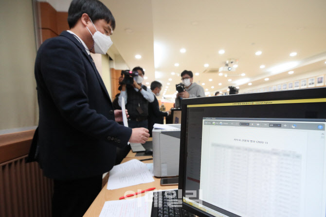[포토]선발된 카투사 선발자 명단 확인하는 관계자