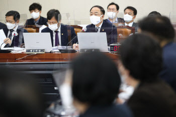 전세난 고심 중인 홍남기 “확실한 대책 있으면 발표했을 것”