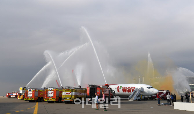 [포토]신속히 비행기 화재 진압하는 소방대원들