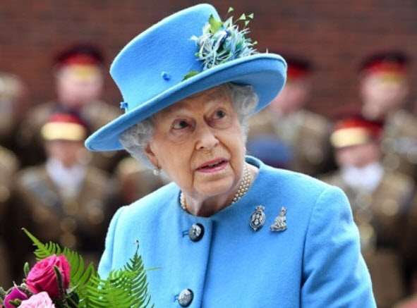 '노마스크' 비판받은 영국 여왕, 공식석상서 마스크 착용