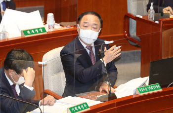 부동산 세금 격돌...野 “OECD 최고 부담” Vs 홍남기 “집값 상승 탓”