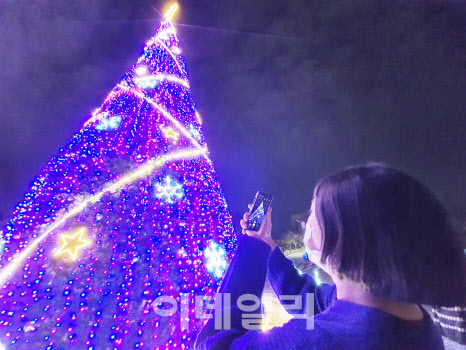 빛의 명소로 변신한 목원대 교정…"코로나 블루 함께 이겨내요"