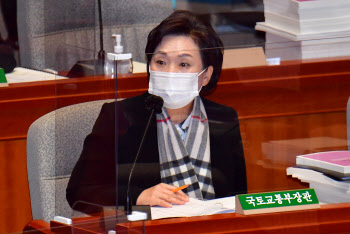 김현미 “전세난, 임대차법이 원인 아냐”