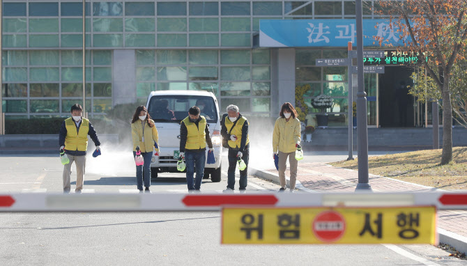 코로나19 신규확진자 사흘째 세자리…사망자 5명 발생