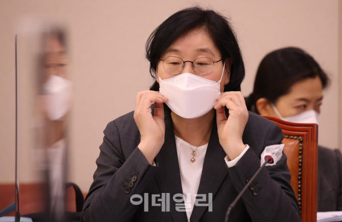 [포토]'마스크 쓰는 이정옥 장관'