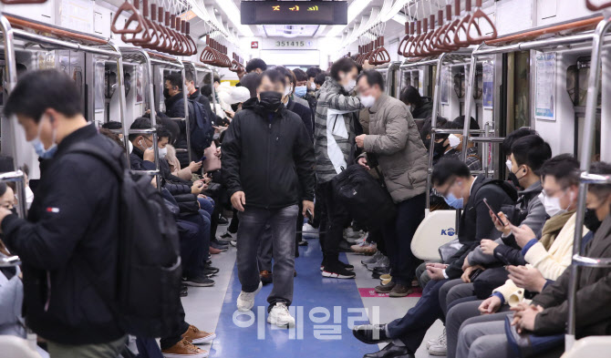 [포토]지하철 내 마스크 쓰고 출근하는 시민들