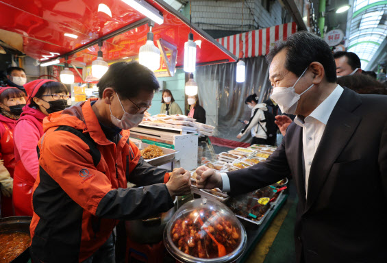 정 총리, 부산 찾아 민생 챙겨…떡볶이 무료나눔 가게 찾아 격려도