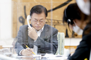 文대통령, 바이든과 14분 통화..북핵 해결 협력 이끌어내(상보)