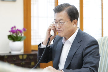 文대통령, 바이든 자서전·DJ 인연 언급하며 첫 한미 정상통화
