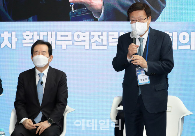 [포토]일어서서 발언하는 김영주 무역협회 회장