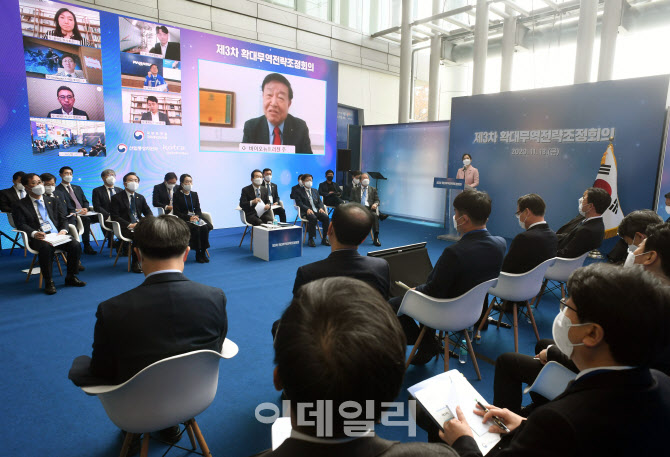 [포토]정세균 국무총리, 기업 관계자와 화상토론