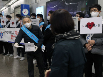"과태료 무서워서 마스크 쓰나요?"…마스크 의무화 첫날 '적발 0명'